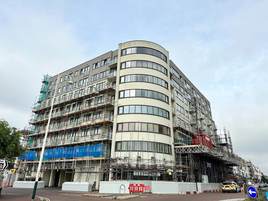 Lot: 3 - TWO-BEDROOM FLAT IN CENTRAL BEXHILL-ON-SEA -